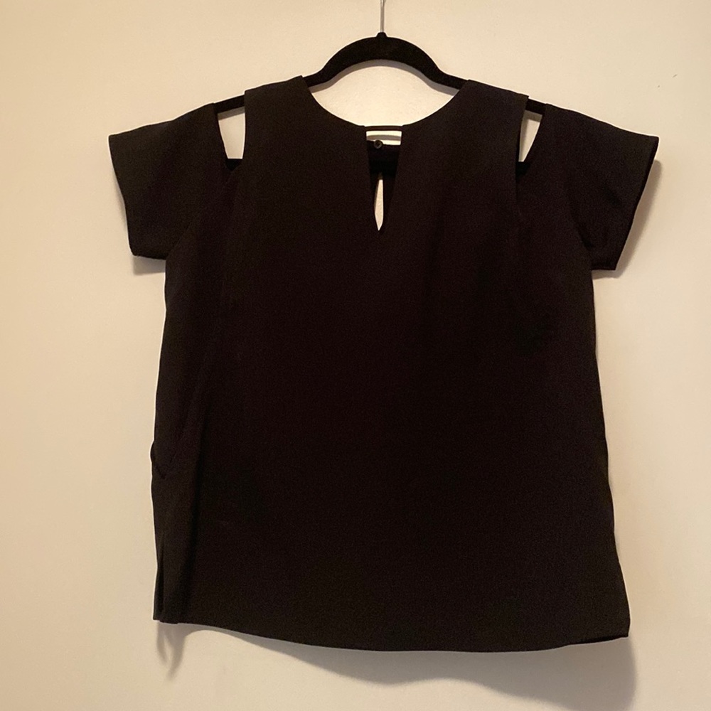 Cooper & Ella sz M cut shoulder tee shirt